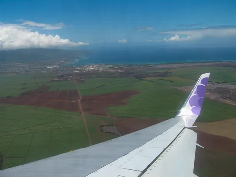 Ombord hos Hawaiian Air, på vej fra Seattles gråvejr og regn til Kahului, Maui, Hawaii