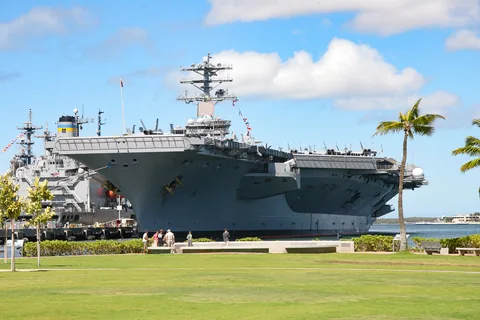 USS Nimitz for anker ved Pearl Harbor på nationaldagen 4. juli.