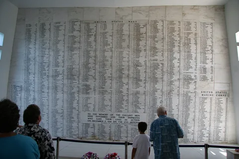 Mindeplade for de faldne ved angrebet på Pearl Harbor ved USS Arizona mindesmærket