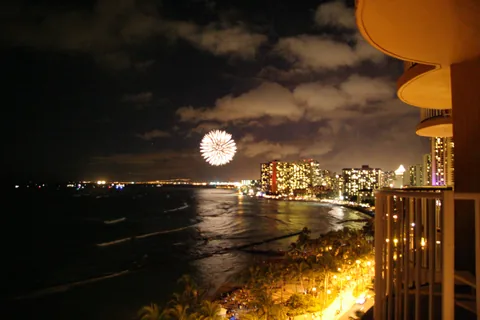 Nationaldagsfyrvækeri ved Pearl Habor, set fra altanen på Aston Waikiki Beach Hotel, Honolulu, O'ahu, Hawaii