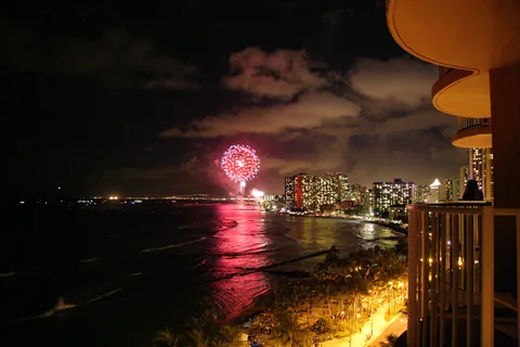 Nationaldagsfyrvækeri ved Pearl Habor, set fra altanen på Aston Waikiki Beach Hotel, Honolulu, O'ahu, Hawaii