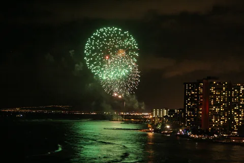 Nationaldagsfyrvækeri ved Pearl Habor, set fra altanen på Aston Waikiki Beach Hotel, Honolulu, O'ahu, Hawaii