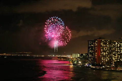 Nationaldagsfyrvækeri ved Pearl Habor, set fra altanen på Aston Waikiki Beach Hotel, Honolulu, O'ahu, Hawaii