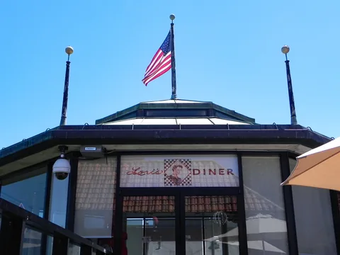 Lori's Diner på Ghiradelli Square, perfekt sted at starte med udsigt over bugten med Alcatraz og Golden Gate, mens man indtager en lækker burger. Denne Lori's Diner er desværre lukket nu.