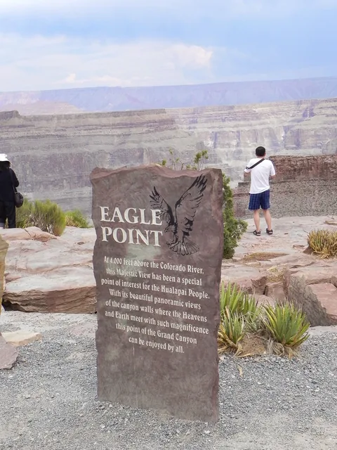 Endagstur fra Las Vegas til Grand Canyon West, totalt rip-off da det er privatejet, og de vil gerne tjene på det. Vil varmt anbefale at forsætte til Grand Canyon South, som er offentligt tilgængelig National Park, og har langt bedre udsigt over Grand Canyon. Men det kræver en overnatning i området. Svømmer man i penge, eller har ikke tid, så besøg endelig stedet her, udsigten er stadig god.