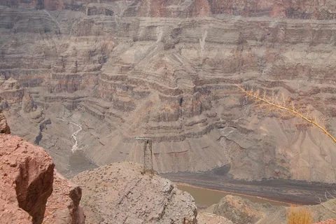 Endagstur fra Las Vegas til Grand Canyon West, totalt rip-off da det er privatejet, og de vil gerne tjene på det. Vil varmt anbefale at forsætte til Grand Canyon South, som er offentligt tilgængelig National Park, og har langt bedre udsigt over Grand Canyon. Men det kræver en overnatning i området. Svømmer man i penge, eller har ikke tid, så besøg endelig stedet her, udsigten er stadig god.