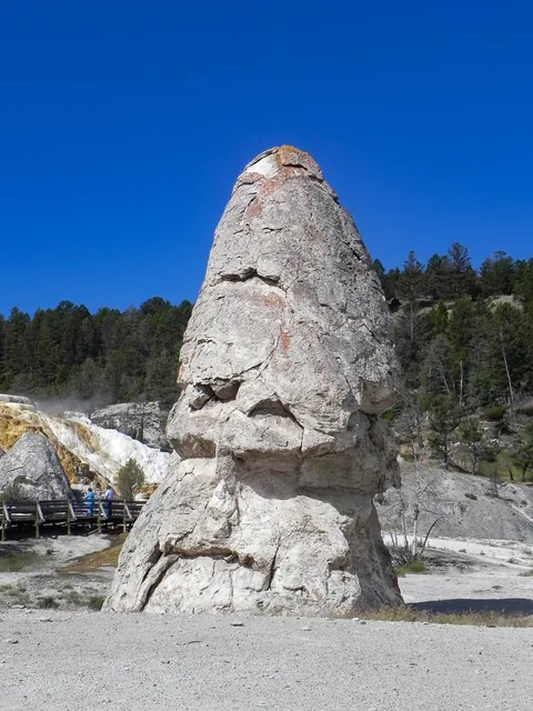 Yellowstone National Parl, Wyoming, USA. Det mest fantastiske og magiske sted i verden, med vandfald, geysere, vilde bjørne, ulve, elge og meget mere. Prøv det en gang, og du bliver afhængig.