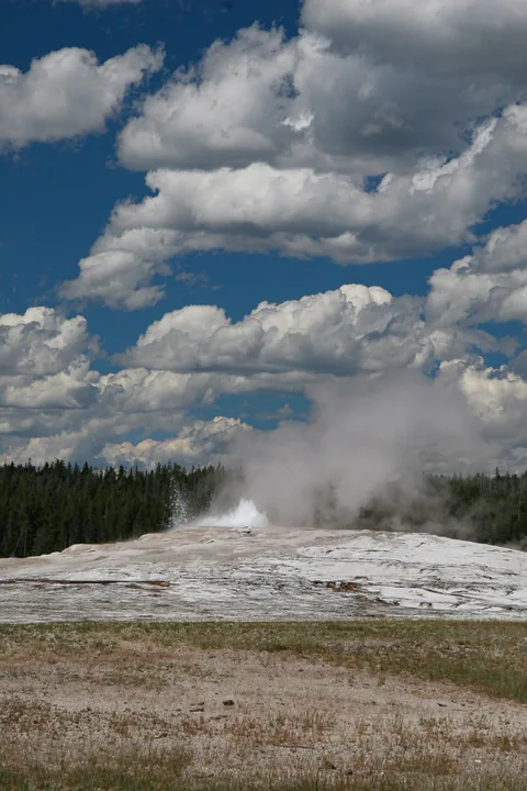 Yellowstone National Parl, Wyoming, USA. Det mest fantastiske og magiske sted i verden, med vandfald, geysere, vilde bjørne, ulve, elge og meget mere. Her Old Faithful Geyser, som skyder kogende vand op i knapt 100 meters højde hver ca. halvanden time.