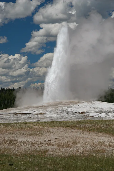 Yellowstone National Parl, Wyoming, USA. Det mest fantastiske og magiske sted i verden, med vandfald, geysere, vilde bjørne, ulve, elge og meget mere. Her Old Faithful Geyser, som skyder kogende vand op i knapt 100 meters højde hver ca. halvanden time.