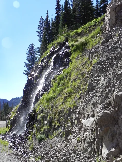 Yellowstone National Parl, Wyoming, USA. Det mest fantastiske og magiske sted i verden, med vandfald, geysere, vilde bjørne, ulve, elge og meget mere. Prøv det en gang, og du bliver afhængig.