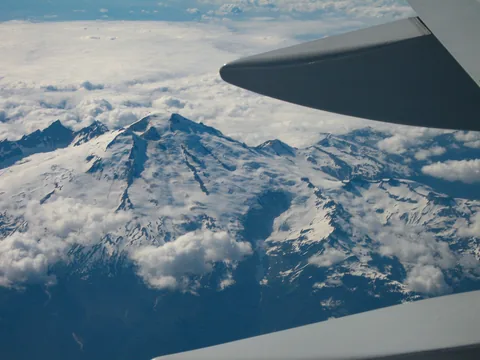Ombord på Icelandair på ved mod Reykjavik, og derfra videre mod København.