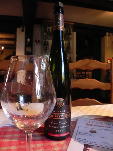 Til smagning hos Kuentz-Bas, Husseren-les-Châteaux, Alsace, Frankrig
