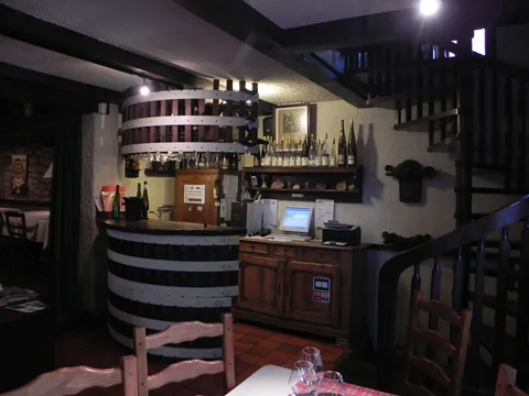 Til smagning hos Kuentz-Bas, Husseren-les-Châteaux, Alsace, Frankrig