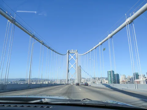 På vej over Bay Bridge, San Francisco, Californien, USA