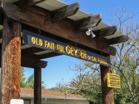 Old Faithful Geyser of California, geyseren findes, og den sprutter regelmæssigt, men lidt af et rip-off for at se den. Så hellere køreturen til Yellowstone National Park, for at se den rigtige.