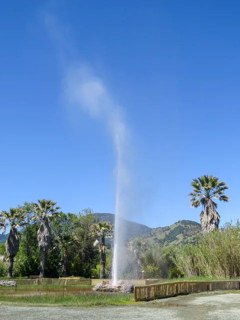 Old Faithful Geyser of California, geyseren findes, og den sprutter regelmæssigt, men lidt af et rip-off for at se den. Så hellere køreturen til Yellowstone National Park, for at se den rigtige.