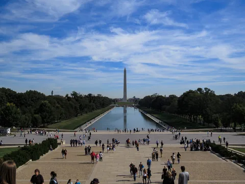 Udsigt fra Lincoln Monument udover Lincoln Memorial Reflecting Pool med Washington Monument i det fjerne, Washington D.C., USA