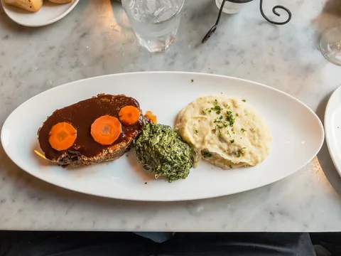 Middag på The Stinking Rose, San Francisco, Californien, USA. Sjovt sted hvor næsten alle retter indeholder hvidløg, rigtigt meget hvidløg endda. På nær desserten, hvilket er skuffende... :-)