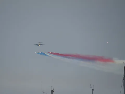 USAF ud og flyve i formation og lege med farver.