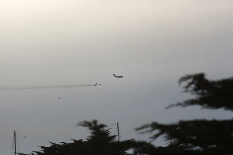 USAF ud og flyve i formation og lege med farver.