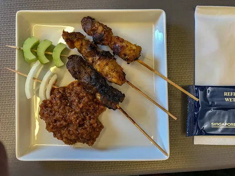 Middag med dug på bordet på Business Class på Singapore Airlines