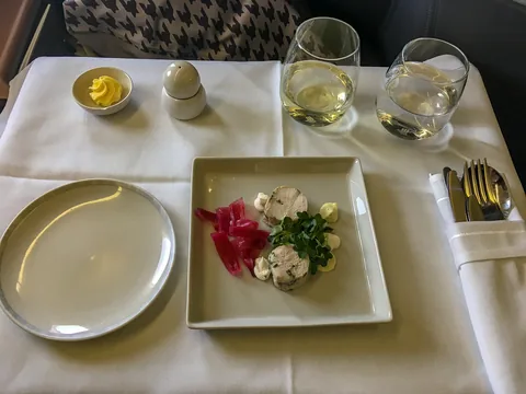 Middag med dug på bordet på Business Class på Singapore Airlines