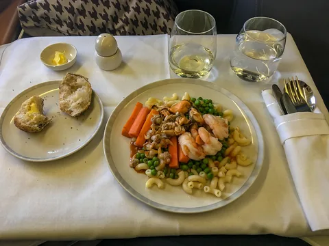 Middag med dug på bordet på Business Class på Singapore Airlines