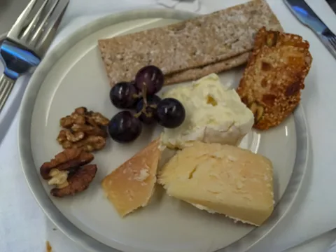 Middag med dug på bordet på Business Class på Singapore Airlines