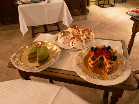 Fantastisk middag i et af Gastronomiens store templer, Restaurant Paul Bocuse i Lyon, Frankrig. Og hastigt videre til kagebordet, med frit valg fra alle hylder.