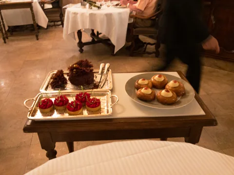Fantastisk middag i et af Gastronomiens store templer, Restaurant Paul Bocuse i Lyon, Frankrig. Og hastigt videre til kagebordet, med frit valg fra alle hylder.