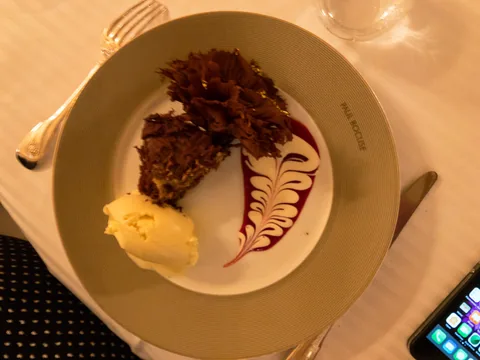 Fantastisk middag i et af Gastronomiens store templer, Restaurant Paul Bocuse i Lyon, Frankrig.