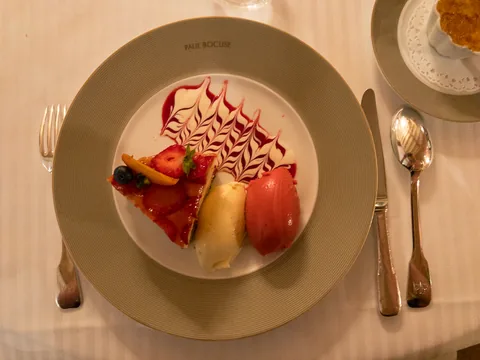 Fantastisk middag i et af Gastronomiens store templer, Restaurant Paul Bocuse i Lyon, Frankrig.