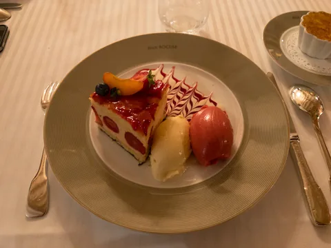 Fantastisk middag i et af Gastronomiens store templer, Restaurant Paul Bocuse i Lyon, Frankrig.