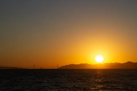 Solnedgangen over San Francisco bugten, med Golden Gate i det fjerne