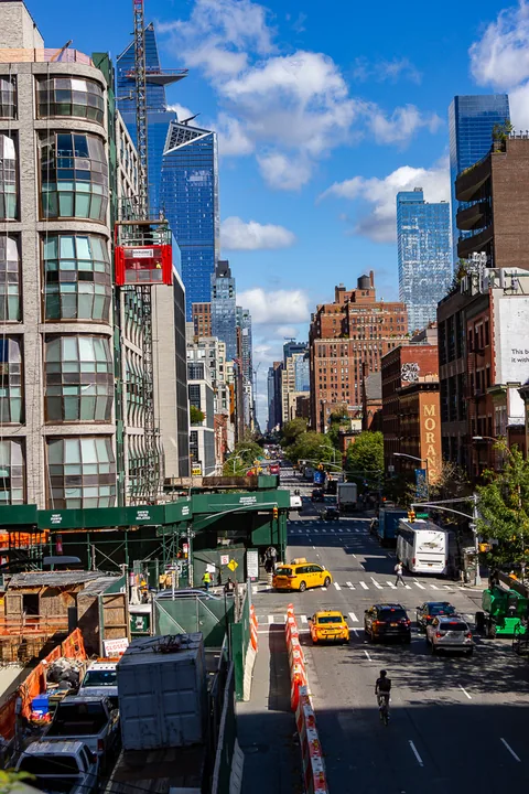 Vandretur på Highline Park, gammel hævet godstogsspor lavet om til park, New York, USA