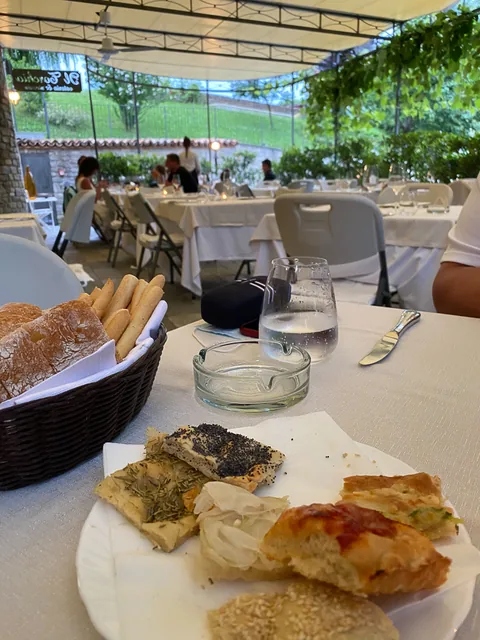 Middag på Il Torchio, Dogliani, Piemonte, Italien. Vores stamrestaurant når vi er i Dogliani, lækker mad til yderst rimelige priser.