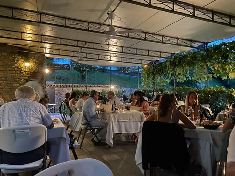 Middag på Il Torchio, Dogliani, Piemonte, Italien. Vores stamrestaurant når vi er i Dogliani, lækker mad til yderst rimelige priser.
