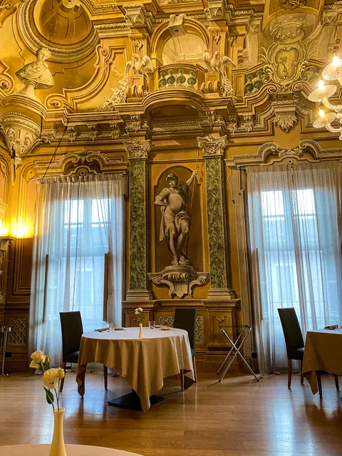 Middag på Da Francesco i Cherasco, Piemonte, Italien. Wauw, de smukkeste lokaler vi har spist i til dato, med vægmalerier fra helt tilbage til 1772. Og maden var også fantastisk.
