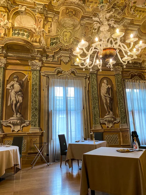 Middag på Da Francesco i Cherasco, Piemonte, Italien. Wauw, de smukkeste lokaler vi har spist i til dato, med vægmalerier fra helt tilbage til 1772. Og maden var også fantastisk.