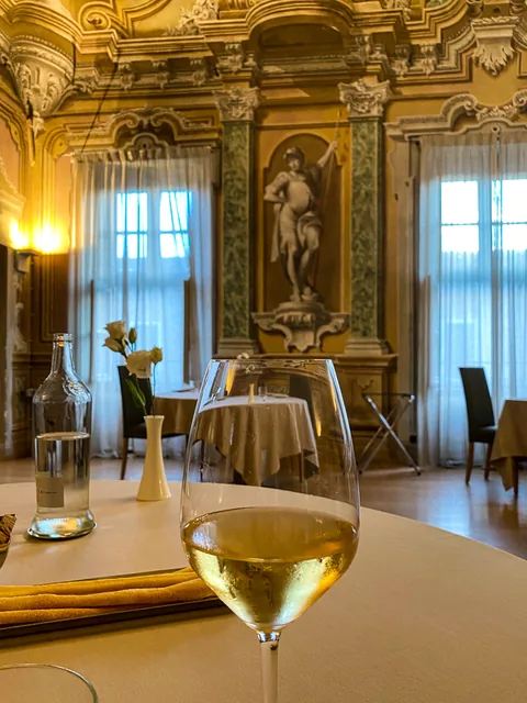 Middag på Da Francesco i Cherasco, Piemonte, Italien. Wauw, de smukkeste lokaler vi har spist i til dato, med vægmalerier fra helt tilbage til 1772. Og maden var også fantastisk.