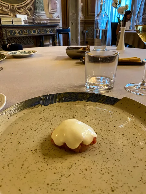Middag på Da Francesco i Cherasco, Piemonte, Italien. Wauw, de smukkeste lokaler vi har spist i til dato, med vægmalerier fra helt tilbage til 1772. Og maden var også fantastisk.