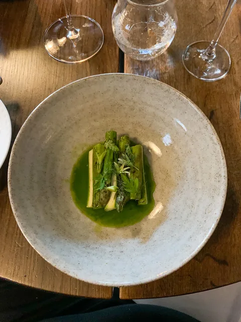 Dansk Hamachi-tun med grønne asparges, rarbarber, østers og syltede lakridsurter.