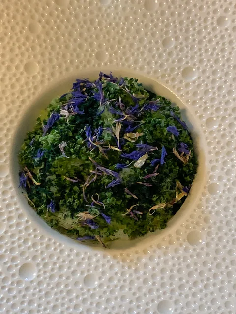 Tatar af okse med porrer, røget blåmuslingemulsion og wasabi.