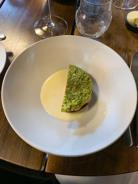 Nye danske kartofler med rôsti, løvstikke, modnet ost, syltet gran og vallesauce.