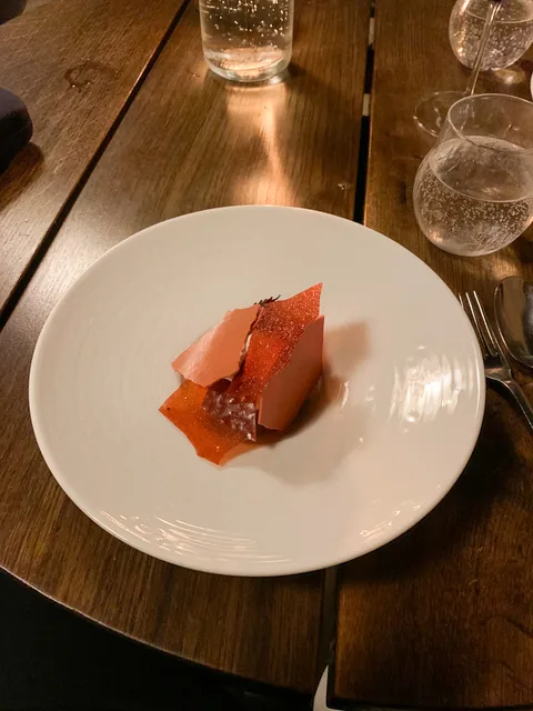 Rarbarbersorbet med vaniljesirup, rå rabarber, friske laurbær og letpisket fløde.