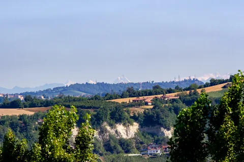 Matterhorn 150-200km væk, set fra Poderi Luigi Einaudi, Piemonte, Italien