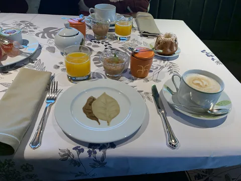 Morgenmad på Hotel des Berges, Auberge de l'Ills tilhørende 5 stjernede hotel. Sublim morgenmad med lækre lokale hjemmelavede delikatesser.