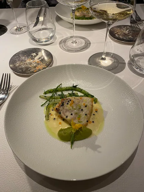 Endnu en skøn Michelin middag i Alsace, denne gang på 1 stjernede L'Atalier du Peintre i hjertet af Colmar. Dette er nok vores favorit restaurant, niveauet er konsistent på et højt niveau, og priserne er yderst rimelige, især deres frokostmenuer er et fund.