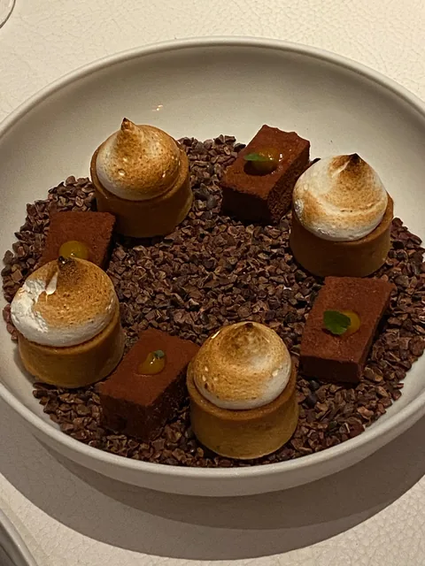 Endnu en skøn Michelin middag i Alsace, denne gang på 1 stjernede L'Atalier du Peintre i hjertet af Colmar. Dette er nok vores favorit restaurant, niveauet er konsistent på et højt niveau, og priserne er yderst rimelige, især deres frokostmenuer er et fund.