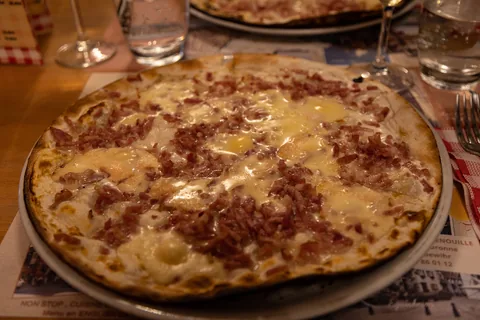 Mens vi venter på at kunne checke ind på Hotel des Berges inden aftenens middag på Aubergee de l'Ill, hygger vi os med en tur rundt i Riquewihr. Inden aftenens gourmetmiddag, tager vi lige en tarte flambee for at holde os igang.